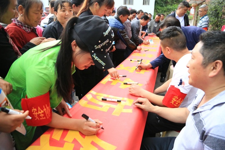 ������ʵ��չ�����������¡�ϵ���˶�