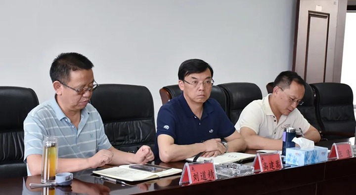 ���ŵ�ί����ǡ��ܾ����߽���һ�и���ú������������