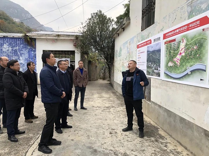 ���ŵ�ί����ǡ�������ϯ����һ�����뼯��������˹ҹ��������ɽ�����