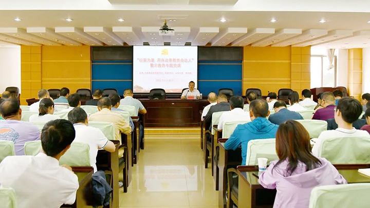 ����Ѷ����ά���ſ�չ��ʾ����ר�⵳�Σ�һƽ��ú��˾���ְ�ܰ����ƽ���������������úҵ��˾��չ����־ԸЧ���˶�