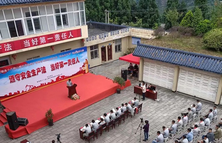 �����������ܡ��Ľǵ�ú��˾��벢�� ����ú����������