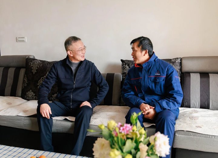 ���ŵ�ί��ǡ����³�������һ�߿���ο������ְ�������ѵ�Ա